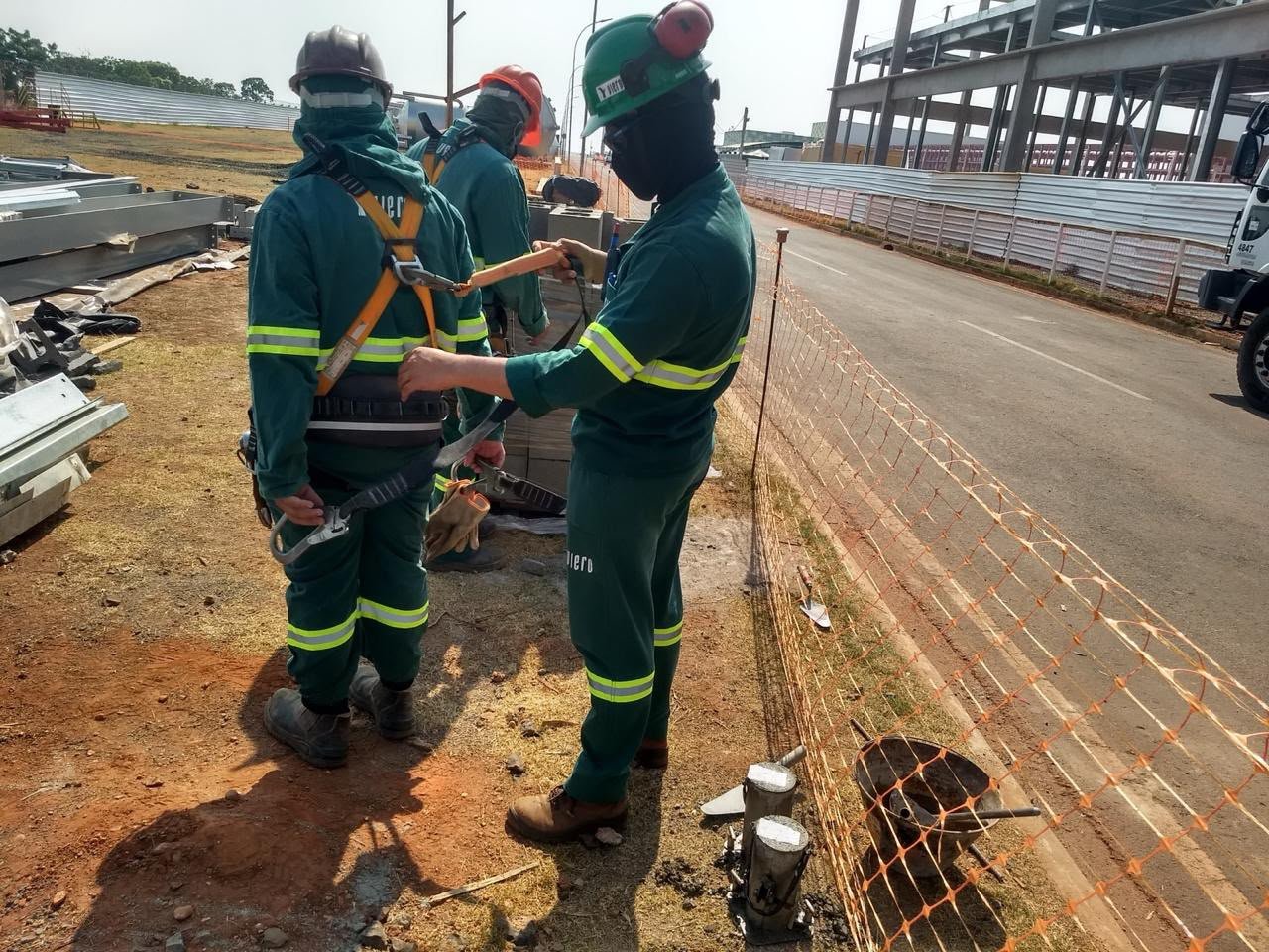 Inspeção de cinto de segurança para trabalho em altura